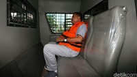 Bustami HS masuk ke mobil tahanan.
