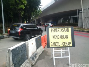 Banyak Mobil Pelat Ganjil Melintas Sebelum Pukul 07.00 di Simpang Kuningan