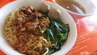 Mie ayam dengan topping potongan daging ayam dan bakso enak dipadu dengan campuran sambal dan pangsit.