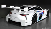 Bagian belakang Lexus LC 500 versi balap. Perlengkapan itu meningkatkan aerodinamika coupe ini.