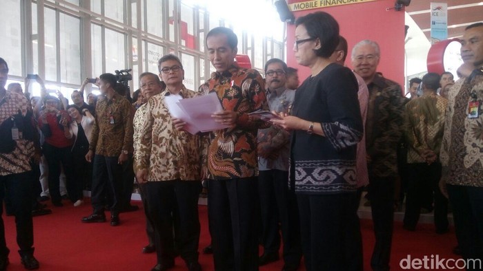 Keliling Pameran Fintech Ditemani Sri Mulyani dan Muliaman, Jokowi Sambangi CEO Go-Jek