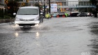 Sebuah mobil menerobos banjir.