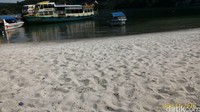 Pantai ini tersebar cukup panjang. Mulai dari daerah Pantai Bebas, sampai di belakang beberapa hotel yang berada di dekat sana (Habib/detikTravel)