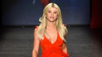 Lenggak-lenggok Sofia saat melangkah di catwalk. Frazer Horizzon/Getty Images/detikFoto.