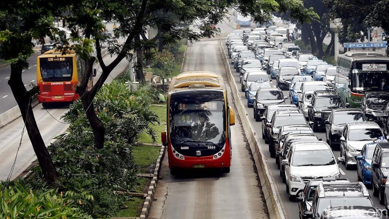 Tilang Ganjil Genap Diberlakukan, Saatnya Pengendara Beralih ke Angkutan Umum Tilang Ganjil Genap Diberlakukan, Saatnya Pengendara Beralih ke Angkutan Umum