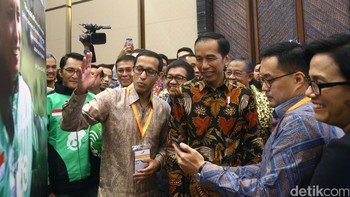 Namun ada kalanya Nadiem tampil resmi seperti saat mendampingi Presiden Joko Widodo. (Foto: Rengga Sancaya/detikcom)