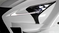 Lampu depan Lexus LC 500. Mobil balap ini memiliki berat kosong 1.020 kg.