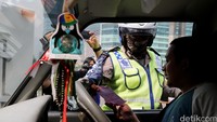 Para pelanggar ditilang dengan diberikan slip merah. Mereka kemudian harus datang ke pengadilan untuk mengikuti sidang.