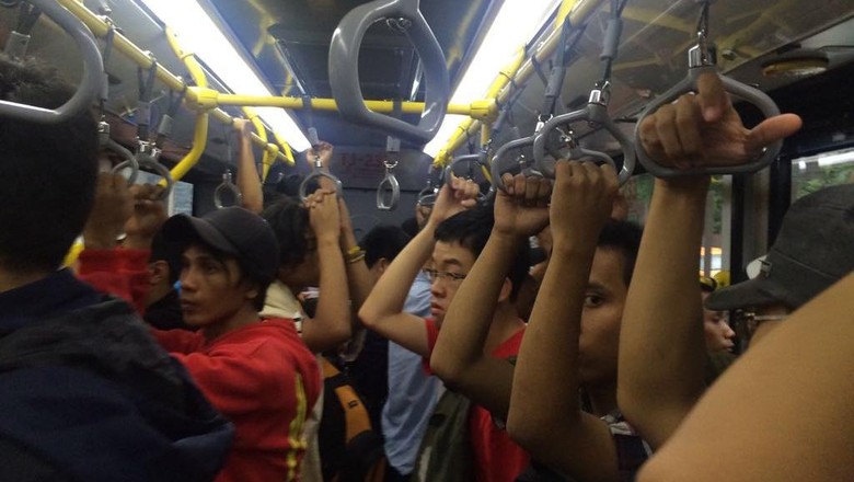 Ganjil Genap Diberlakukan, Tapi TransJ Masih Penuh Sesak di Jam Sibuk Ganjil Genap Diberlakukan, Tapi TransJ Masih Penuh Sesak di Jam Sibuk
