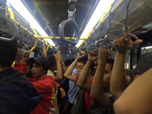 Ganjil Genap Diberlakukan, Tapi TransJ Masih Penuh Sesak di Jam Sibuk