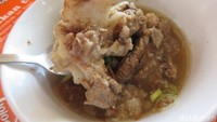 Nah ini yang spesial. Iga dengan balutan daging yang lembut dengan taburan bawang merah dan irisan daun bawang.