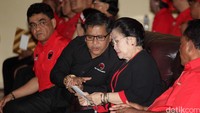 Megawati berbincang-bincang dengan Sekjen PDI Perjuangan Hasto Kristiyanto.