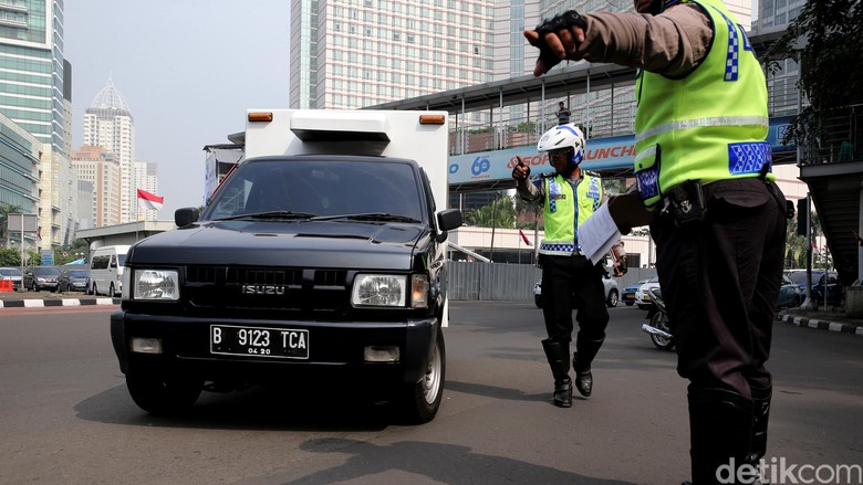 Hari Pertama Aturan Ganjil-Genap, 219 Pelanggar Ditilang Hari Pertama Aturan Ganjil-Genap, 219 Pelanggar Ditilang