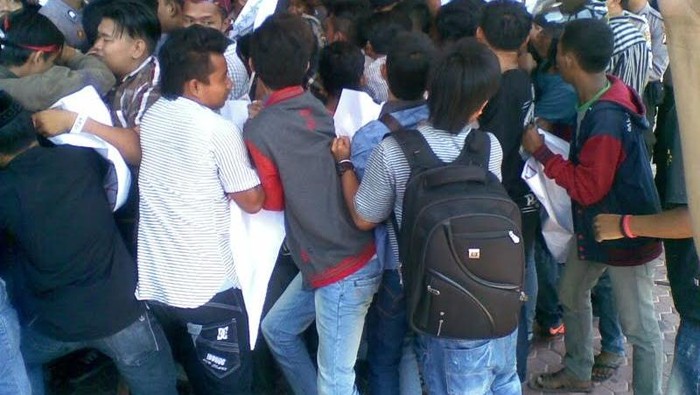 Mahasiswa Terobos Barikade Polisi Saat Demo Anggaran Pemkab Pamekasan