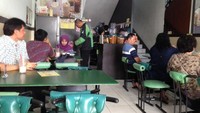 Ice Juice Kedungsari di Kebon Jeruk punya beragam jenis jus dan makanan berat. Meski tampilannya sederhana, pengunjung tak sepi mengunjungi rumah makan asal Surabaya ini.