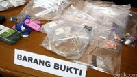 Sejumlah barang bukti dipamerkan polisi.