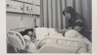 Astri yang mengidap kanker payudara stadium 4 selalu dijaga oleh sang ibu yang tampak selalu tegar merawat putrinya. Setelah 2 bulan dirawat di RS, Astri meninggal dunia. Foto ini diambil Maggy sebulan sebelum Astri meninggal. (Foto: Dian/detikHealth)
