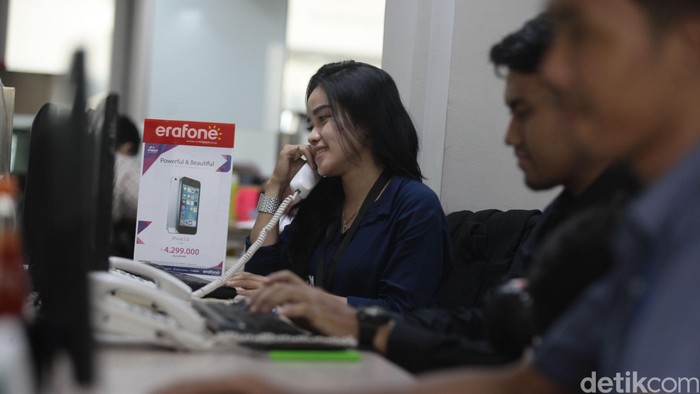 Suasana Aktifitas Call Center Erafone

Aktifitas pelayanan di Customer service Erafone.com, Jakarta, Rabu (31/08/2016). Erafone mengajak konsumen untuk lebih waspada terhadap penipuan online. Grandyos Zafna/detikcom

-. Erafone.com tidak melayani transaksi melalui sosial media dan aplikasi chat seperti BBM dan sejenisnya tetapi konsumen bisa membelian melalui erafone.com. (Untuk foto yang menunjukan situs erafone.com)

-. Akun resmi sosial media erafone.com untuk facebook bernama erafonestores sementara untuk twitter adalah @ErafoneStore dan instagram di @erafonestores. (Untuk foto yang nunjukin facebook erafone.com)

-. Jika curiga terjadi tindak penipuan mengatasnamakan erafone.com konsumen bisa langsung menghubungi costumer care 08071111888.