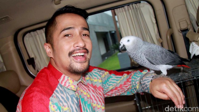 Irfan Hakim bersama burung peliharaannya