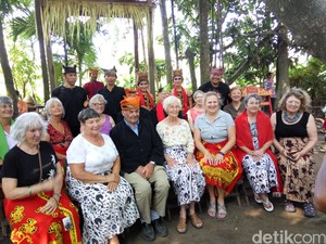 14 Turis Amerika Terpesona Budaya Using di Kemiren Banyuwangi
