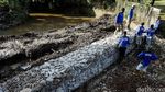 Lumpur Kali Krukut Dikeruk Pasca Banjir Kemang