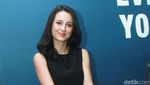 Pretty in Black! Julie Estelle Cantik Tampil Serba Hitam