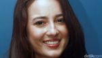 Pretty in Black! Julie Estelle Cantik Tampil Serba Hitam