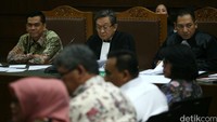 Sanusi didampingi kuasa hukum Krisna Murti dan Maqdir Ismail.