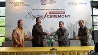 Direktur PT. Agung Podomoro Land Cosmas Batubara didampingi Direktur Utama PT. Graha Tunas Laras Noer Indradjaja, Wakil Direktur PT. Wijaya Karya Bangunan Gedung Novel Arsyad dan Direktur Utama PT. Wijaya Karya Bintang Perbowo berjabat tangan saat berlangsungnya singing ceremony kontrak kerjasama APLN dan Wika Gedung di Jakarta, Rabu (31/08/2016).