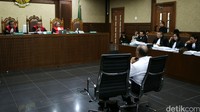 Ketua Majelis Hakim Kisworo memberikan pertanyaan kepada Budi Sampurna.