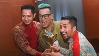 Ia juga mengajak Dude Herlino dan Irfan Hakim berpose bersama. Pool/Gus Mun/detikFoto.