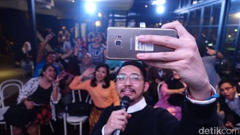 Pembaca acara ngopi Reza Fachruddin mengajak selfie peserta ngopi dengan Samsung Galaxy Note 7. Foto: detikINET/Adi Fida Rahman