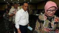 Selain Saefullah, sidang juga menghadirkan Kepala Badan Perencanaan Pembangunan Daerah DKI Jakarta Tuti Kusumawati, Asisten Pembangunan Lingkungan Hidup Sekretaris Daerah DKI Jakarta Gamal Sinurat dan Kepala Biro Tata Kota dan Lingkungan Hidup Sekretaris Daerah DKI Jakarta Vera Revina Sari.