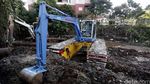 Lumpur Kali Krukut Dikeruk Pasca Banjir Kemang