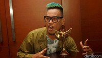 Pose konyol presenter berusia 41 tahun itu saat diabadikan oleh fotografer. Pool/Gus Mun/detikFoto.