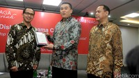Direktur Treasury & Capital Market CIMB Niaga John Simon (tengah), Head of Brand, Marketing & Communication CIMB Niaga Slamet Sudijono (kiri) dan Structured & Banking Product Head CIMB Niaga Hendriono saat acara Diskusi Bersama CIMB Niaga dengan tema  One Stop Banking Solution untuk Tresuri dan Pasar Modal  di Jakarta.