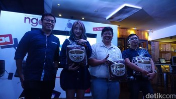 Para pembicara ngopi detikINET kali ini, mendapatkan hadiah lucu dari detikcom yang diserahkan langsung oleh Redaktur Pelaksana detikINET Ardhi Suryadhi. Foto: detikINET/Adi Fida Rahman