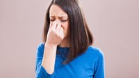 Infeksi saluran pernapasan bagian atas misalnya sinus biasanya berhubungan dengan masalah pernapasan dan menelan, yang menyebabkan air liur mudah terakumulasi. Foto: iStock