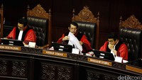 Sidang ini dipimpin oleh Wakil Ketua MK Anwar Usman. Ada pun hakim anggota adalah hakim konstitusi Manahan Sitompul dan I Dewa Gede Palguna.
