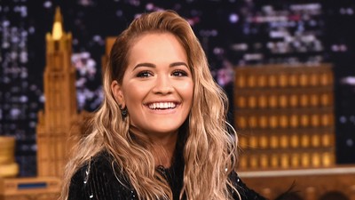 Rita Ora Elegan Bergaun Hitam