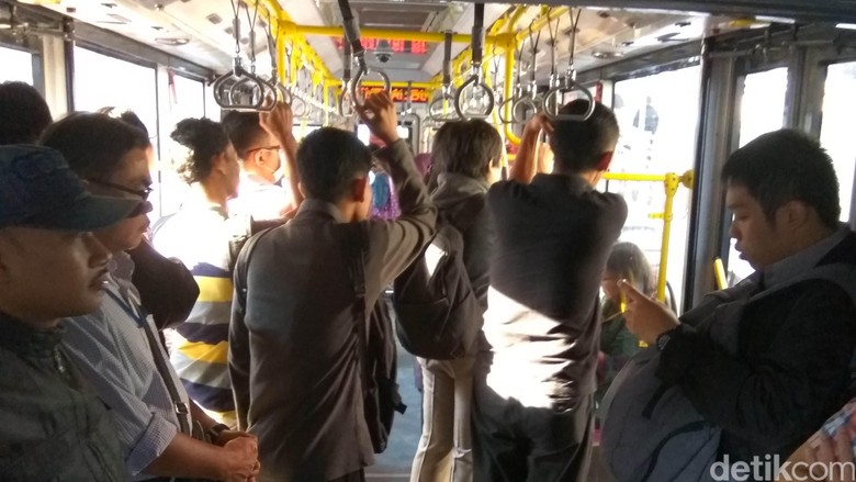 Hari Kedua Ganjil-Genap, Belum Ada Lonjakan Penumpang di Halte TransJ Blok M Hari Kedua Ganjil-Genap, Belum Ada Lonjakan Penumpang di Halte TransJ Blok M