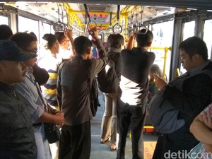 Hari Kedua Ganjil-Genap, Belum Ada Lonjakan Penumpang di Halte TransJ Blok M