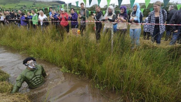Para penonton menyemangati peserta (Rebecca Naden/Reuters)