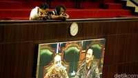Dua orang fotografer tengah membidik Ahok.