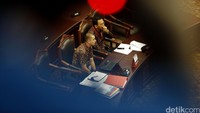 Gubernur DKI Jakarta Basuki Tjahaja Purnama (Ahok) tak didampingi pengacara selama menjalani sidang gugatan di Mahkamah Konstitusi. Dia hanya didampingi oleh seorang staf yang bernama Rian Ernest.