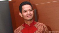 Dude Herlino tampil kece lewat batik yang dikenakannya. Pool/Gus Mun/detikFoto.