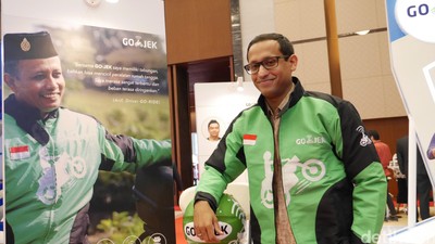 Nadiem Makarim, Hobi Berkaos Kini Pakai Kemeja Putih