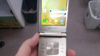 Galaxy Folder 2 merupakan penerus Galaxy Folder yang dirilis Samsung pada Juli 2015 lalu. Foto: Istimewa