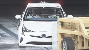 Uji Tabrak Toyota Prius Generasi ke-4