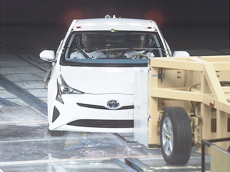 Uji Tabrak Toyota Prius Generasi ke-4